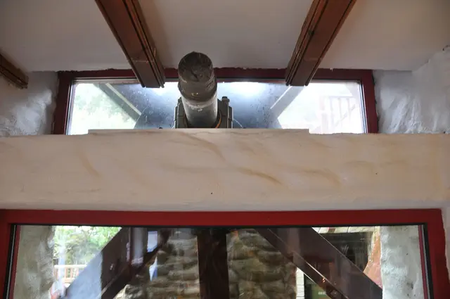 Von der Gaststube aus lässt sich das Wasserrad beobachten.