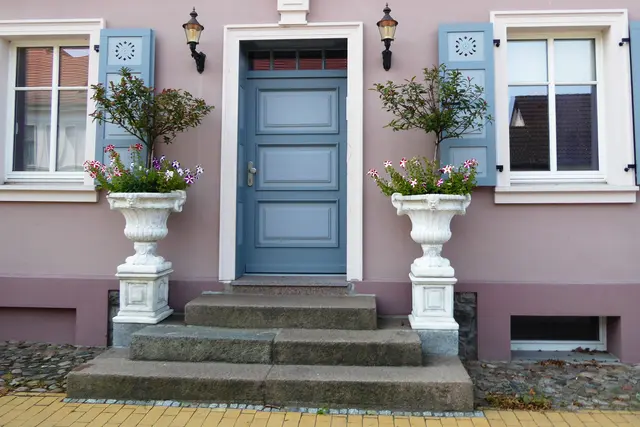Ein von Blumensäulen geschmückter Portalaufgang Breite Straße 6.