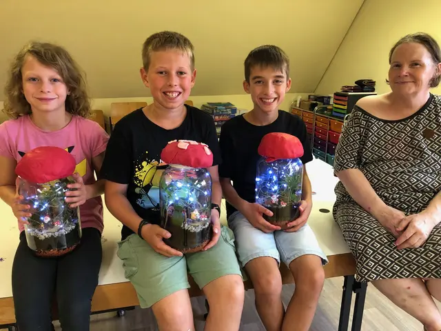 Foto: Jana, Sebastian und Matthias freuen sich über ihr individuell bepflanztes Glasgefäß, das sie unter Anleitung von Gruppenleiterin Susanne Hurler bepflanzten. 