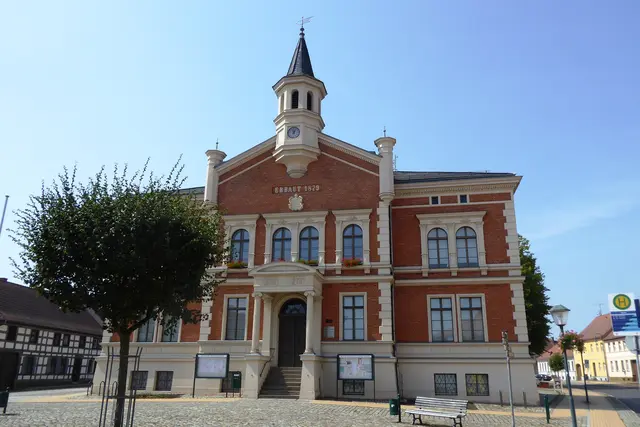 Das Rathaus am Marktplatz, das 1879 gebaut wurde.