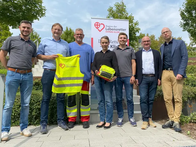 Zwei Jahre Region der Lebensretter: (Von links) Matthias Funke, Hans Reichhart, Dr. med. Gregor Kemming, Jenny Schack, Moritz Aberle, Robert Wieland und Jan Terboven.  | Foto: Benjamin Sigmund / Landratsamt Günzburg 