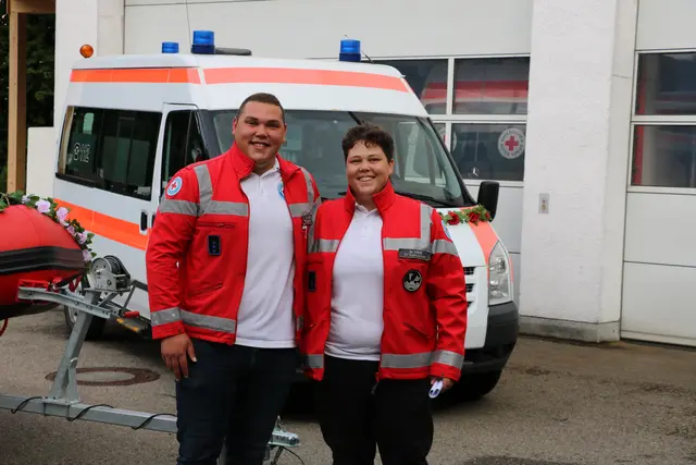 Alexandra Wehr (Ortsvorsitzende) und Raffael Wehr (Technische Leitung) nahmen die Weihe der Fahrzeuge vor. | Foto: Florian Handl