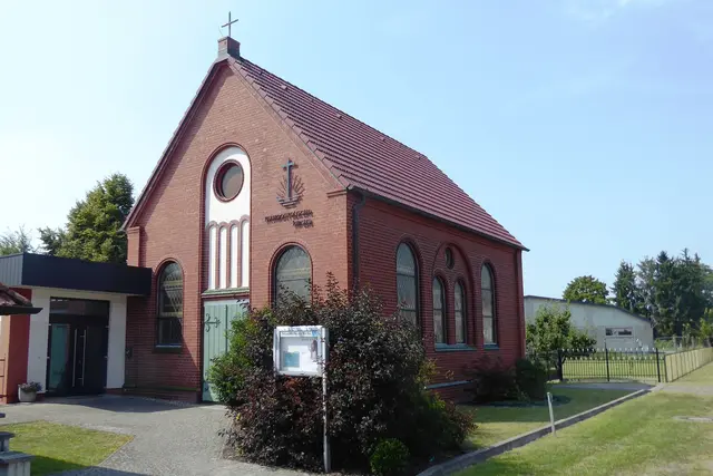 Die Neuapostolische Kirche Liebenwalde im Roßgartenweg, die am 21.11.1909 eingeweiht und 2012 von Grund auf restauriert wurde.