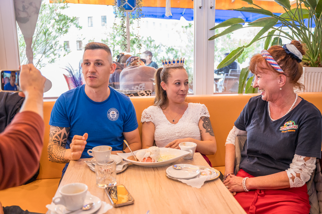 Seit dem 24. September 2023 ist André Ortolf ungeschlagen Weltmeister im Eisessen. In 30 Sekunden verzehrte er im italienischen Bardolino 568 Gramm der süßen Creme. Zusammen mit einem Fernsehteam von Kabel eins besuchte er das Friedberger Eiscafé Tutti Frutti. Im Bild von links: André Ortolf mit Begleitung, Tutti Frutti-Chefin Elisabeth Schück | Foto: FSeventfoto