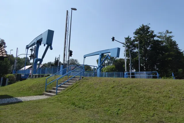 Blick vom Bistro Stadthafen Liebenwalde zur Klappbrücke auf der Landesstraße 21. 
