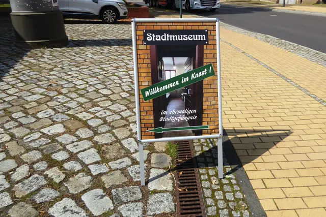 Willkommen im Knast! - Hinweis auf das Stadtmuseum im ehemaligen Stadtgefängnis. Im sehenswerten Museum sind die ehemaligen Gefängniszellen Ausstellungsräume zu unterschiedlichen Themen. Neben der Stadtgeschichte (auch der Stadtteile) werden die Bereiche Schule, Kirche, Handwerk, Feuerwehr und Vereine dargestellt. Im unteren Teil beherrschen die Heidekrautbahn, der Finowkanal und die Schifffahrt das Bild. Neben einer Schuhmacherwerkstatt ist aber auch eine alte Zelle des bis 1952 funktionierenden Gefängnisses erhalten.