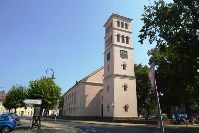 Blick aus der "Breite Straße" auf die Stadtkirche Liebenwalde, die von 1833 bis 1835 erbaut wurde.