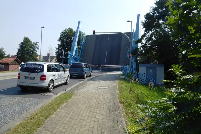 Hier ist die Klappbrücke in Aktion. Die Boote und Schiffe können auf dem Langen Trödel die Landstraße 21 queren.