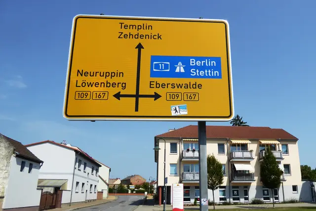 Eine Orientierungstafel vor der Seniorenresidenz an der Berliner Straße.
