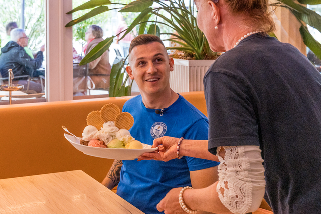 Seit dem 24. September 2023 ist André Ortolf ungeschlagen Weltmeister im Eisessen. In 30 Sekunden verzehrte er im italienischen Bardolino 568 Gramm der süßen Creme. Zusammen mit einem Fernsehteam von Kabel eins besuchte er das Friedberger Eiscafé Tutti Frutti. Tutti Frutti-Chefin "Kwien Lissy" Elisabeth Schück serviert die Portion | Foto: FSeventfoto