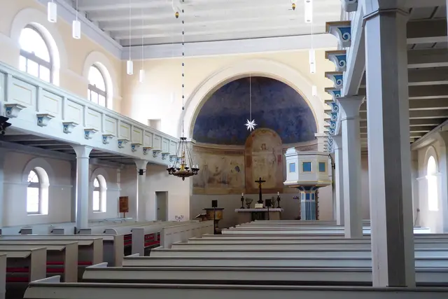 Ein Blick durch die Glasscheibe auf den Innenraum der Stadtkirche Liebenwalde.