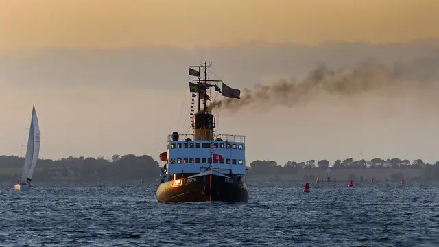Der Dampf-Eisbrecher Stettin auf einem Törn durch die Wismarbucht. Foto: Helmut Kuzina