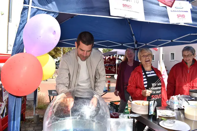 Zuckerwatte selbst gemacht: Dr. Axel von der Ohe am SoVD-Stand