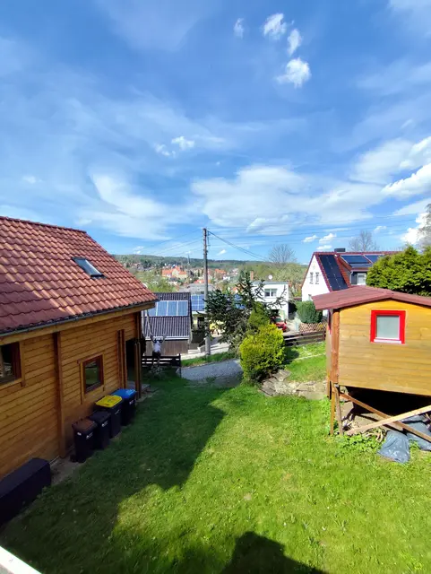 Innenansicht vom "Hof". Rechts ein sogenanntes Tinyhouse für Kinder.