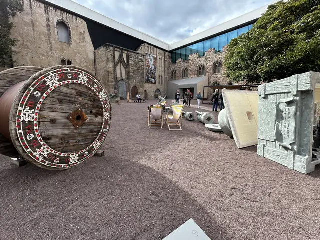 Burghof mit Teil der Ausstellung 