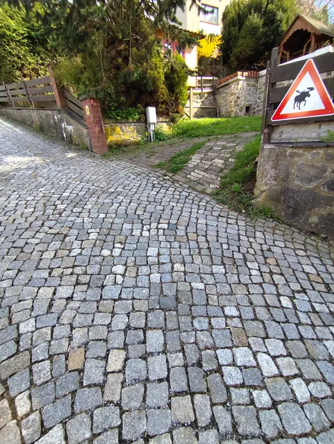 Selbst die Einfahrt zum Grundstück ist für Unkundige kaum zu bewältigen. Leider sieht man das auf dem Foto nicht so wirklich.
