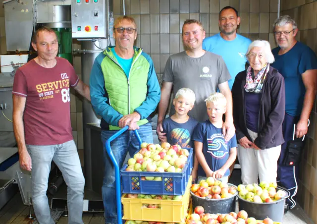 Schon in den frühen Vormittagsstunden kamen zahlreiche Most- und Obstsaftfreunde mit ihrem Obst zum Vereinsheim der Gartler. | Foto: Peter Heider