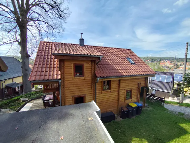 Seitenansicht des Blockhauses - rechts die winzige Auffahrt und links die Terrasse.