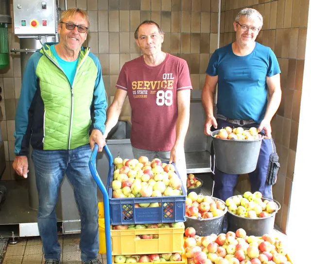 Der Vorsitzende Günther Wolff und sein Vorgänger Günter Wünsch (von links) nahmen das zu verarbeitende Obst entgegen.  | Foto: Peter Heider