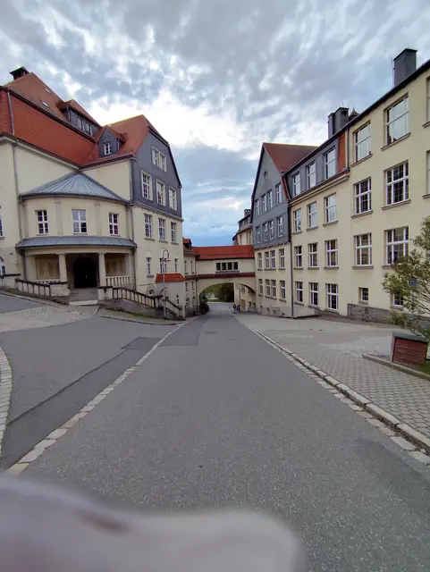 Das ist das Goethe-Gymnasium. Es ist riesig und wunderschön.