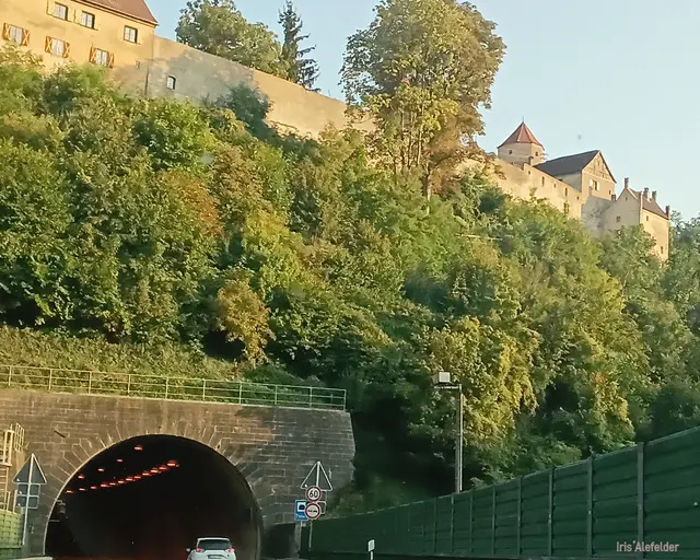 Gleich hinein in den Tunnel. | Foto: Iris Alefelder
