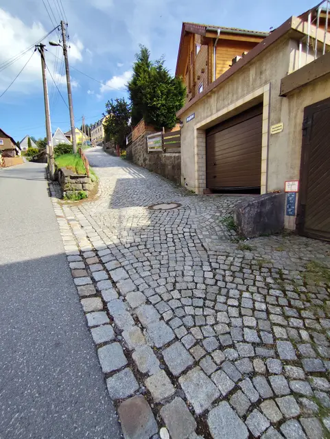 Hier sieht man nochmal die Auffahrt. Unsere "Loreleypromenade" ist hiergegen breit. ;-)
Die Garage ist eine typische DDR-Garage. Dort hineinzufahren ist ziemlich abenteuerlich. ;-) 