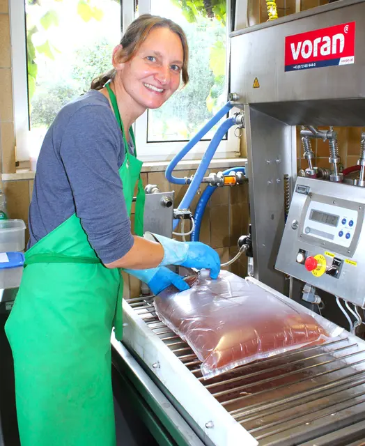 Andrea Knoller füllte den gepressten Saft in Tüten und Flaschen fachgerecht ab. | Foto: Peter Heider