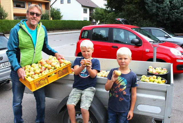 Vereinschef Günther Wolff unterstütze zwei junge begeisterte Obstsaftfreunde beim Entladen des Obstes. | Foto: Peter Heider