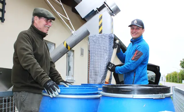 Die beiden Jäger Ulrich Sauter sen. und sein Sohn Ulrich jun. verarbeiteten den gepressten Trester, der als Lockfütterung für Rehe verwendet wird. | Foto: Peter Heider