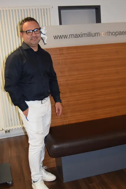 Dr. med. Dariush Afzali ist Facharzt für Orthopädie und Unfallchirurgie in der Donauwörther Orthopädiepraxis im Maximilium, er operiert nach wie vor mit dem bewährten Team der Kreiskliniken Dillingen-Wertingen.  | Foto: Ulrike Hauke