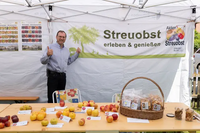 Pomologe Ralf Hermann Melber mit seinem Infostand | Foto: Matthias Meyer