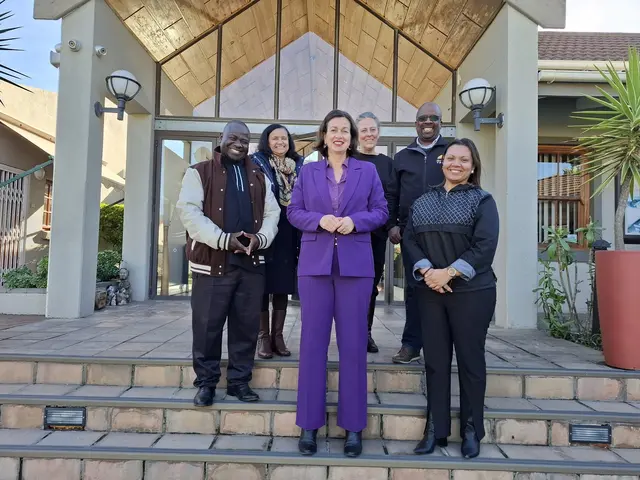Vorne links: Fr Kizito Gugah (National Präses), Tanja Werheit (General-Konsulin), Tarin Petersen (Schatzmeisterin Nationalvorstand)
Hinten links: Judith Turner (Kolping National-Koordinatorin), Kirsten Buchhorn (Beauftragte für Kleinprojekte im Generalkonsulat), Zukile Tom (Nationalvorsitzender)