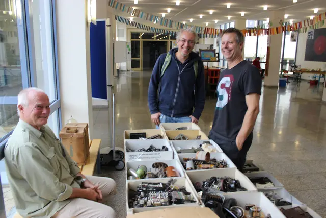 Gute Unterhaltung und Fachgespräche werden auf dem radio- und Funkflohmarkt garantiert. Hier sind Spezialisten unter sich. | Foto: Otto Killensberger