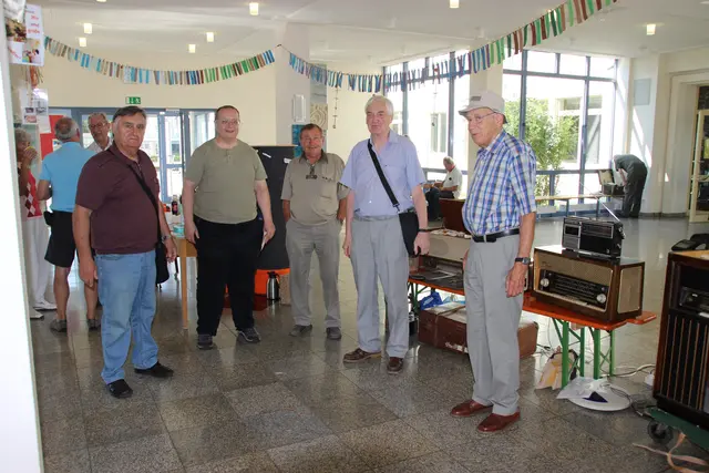 Sie waren schon fast auf jedem Wertinger Radio- und Funkflomarkt. Alle 5 sind Mitglied beim Verein der "Gesellschaft der Freunde der Geschichte des Funkwesens e.V"  GFGF. Von links: Ruml Georg -- Hans-Thomas Schmidt -- unbekannt - Georg Heinzerling und Gerhard Bogner. Hans Thomas Schmid, hat in München den Röhrenstammtisch ins Leben gerufen und organisiert ihn immer noch. Email: Hans-Thomas Schmidt -  htschmidt@gmx.de - der Spezialist für Röhren.