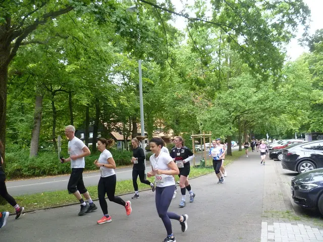 10 km-Lauf: Die Laufsportler/innen passieren den „Steuerndieb“.
