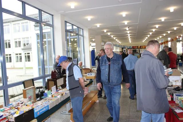 Den Freunden alter Technik schlägt beim Stöbern durch die Wertinger Grundschul-Aula am Radio- und Funkflohmarkt in der Fére-Straße 2, am 6. September, das Herz ein bißchen höher. | Foto: Otto Killensberger
