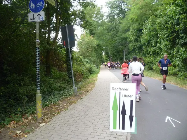10 km-Lauf: Achtung! Radfahrer behaupten nachdrücklich ihr Terrain.  
