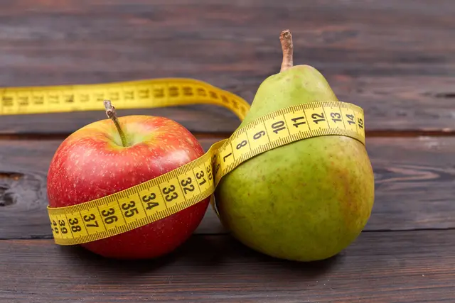 Je nach Fettverteilung im Körper spricht man vom Apfel- oder Birnentyp. Der Apfeltyp weist einen größeren Taillenumfang und mehr ungesundes viszerales Fett auf. Der Birnentyp speichert Fett dagegen vor allem an Hüften und Oberschenkeln, was als weniger gesundheitsschädlich gilt. | Foto: Smarterpix / Denisfilm