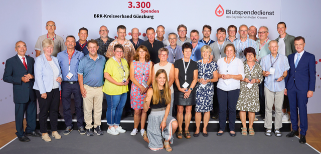 Rekordspenderinnen und -spender aus dem Landkreis Günzburg mit (ganz links) Hans Reichhart (Kreisvorsitzender) und Angelika Schorer (Präsidentin BRK) | Foto: Blutspendedienst Bayern (BSD)