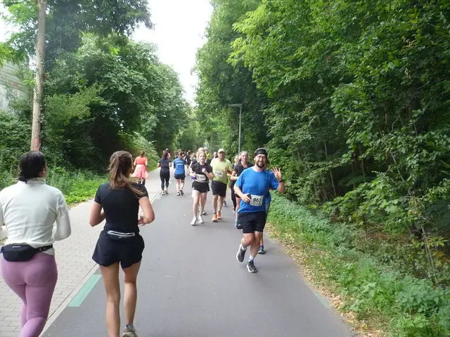 10 km-Laufer/innen auf dem Rückweg. Kurz vor der Brücke Messeschnellweg. Schwarzes „Nummernschild“: 21-km-Läufer.
