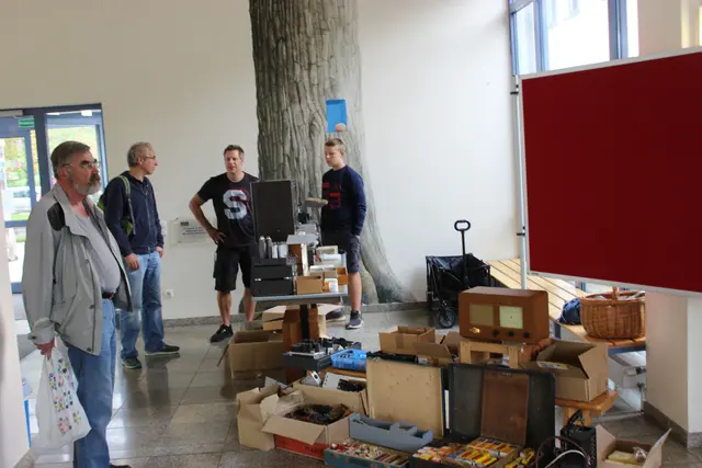 Man findet man auch seltene Geräte wie den Grundig Heinzelmann Radio. Und ganze Koffer mit Röhren. Aber auch alte originale Schalter werden oft  gesucht. | Foto: Otto Killensberger