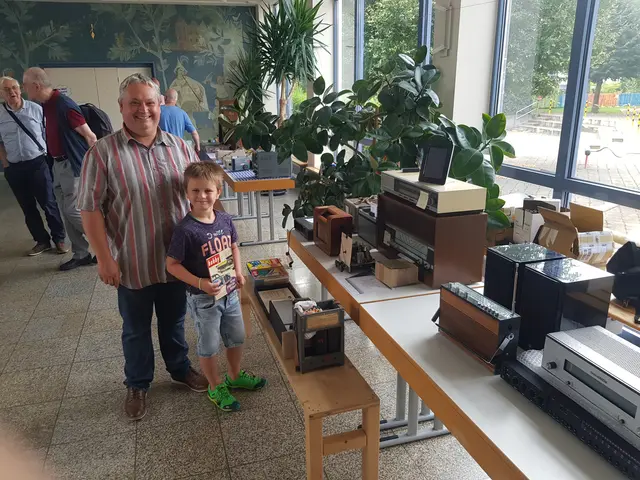 Peter Breu mit seinem 9jährigen Sohn Peter junior. Beide kommen schon zum vierten Mal nach Wertingen zum Funkflohmarkt. Sie kommen aus 94356 Kirchroth, das ist bei Straubing. Bis jetzt haben sie jedesmal etwas gefunden und mit nach Hause genommen. | Foto: Otto Killensberger