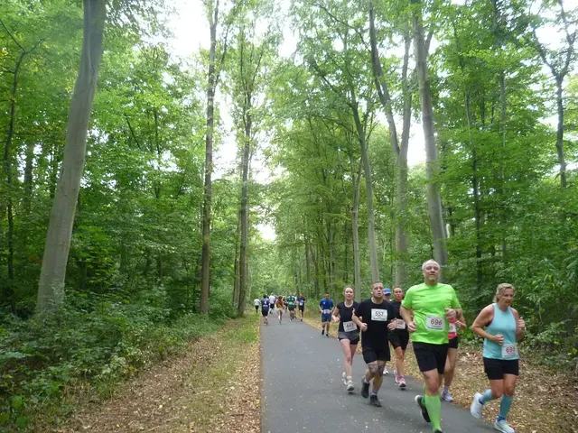Rote Nummern: 10-km-Läufer/innen.
