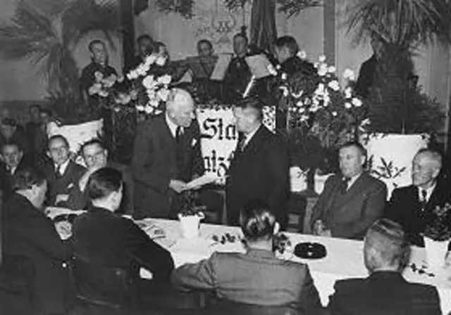 Landrat Dr. Stapenhorst übergibt dem 
Hatzfelder Bürgermeister Wilhelm Starck die Stadtrechtsurkunde 1950
Wilhelm Starck ( stehend rechts)