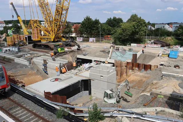Bauarbeiten an der neuen Unterführung am Bahnhof von Friedrichsdorf