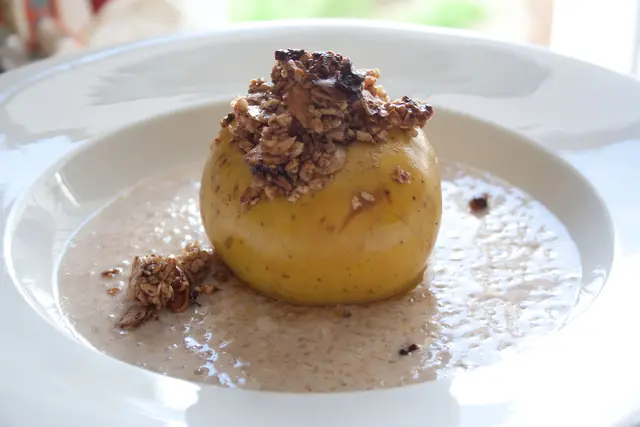 gebackener, gefüllter Apfel in Grießbrei, Milchreis schmeckt auch sehr gut