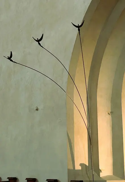 Bronzeengel im Eingangsbereich des Seitenflügels der KIrche, wo sich die Ausstellungsstücke befinden. 