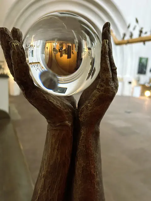Titel: Liebe stellt alles auf den Kopf. 

Die Glaskugel liegt in den Händen von Kerstin und Roland Lindner. 