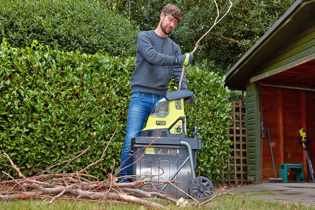 Auch Häckseln geht mit Akku-Kraft. So ist das Schnittgut schnell bereit für den Komposthaufen. | Foto: djd-k/Ryobi/Elayne Barre
