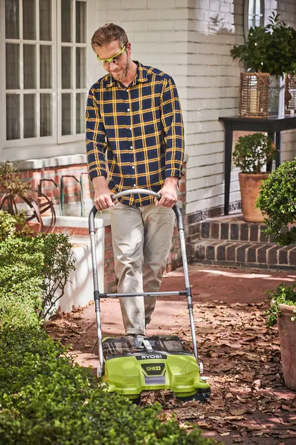 Wege und Auffahrten, aber auch Werkstatt und Garage werden mit einer Kehrmaschine komfortabel gereinigt.
 | Foto: djd-k/Ryobi